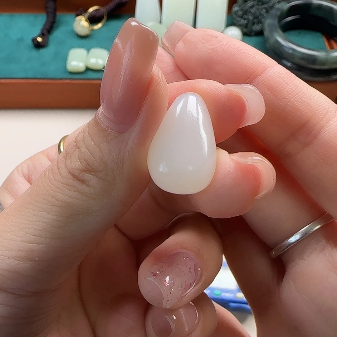 颈饰未镶嵌和田玉（糖玉）