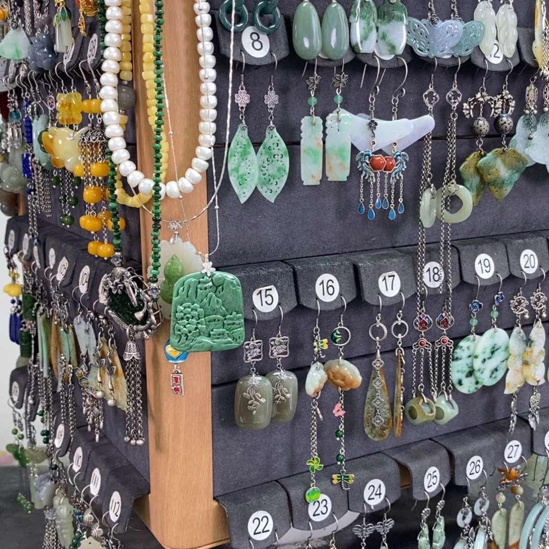 王***。和田玉银S925镶嵌耳饰差价