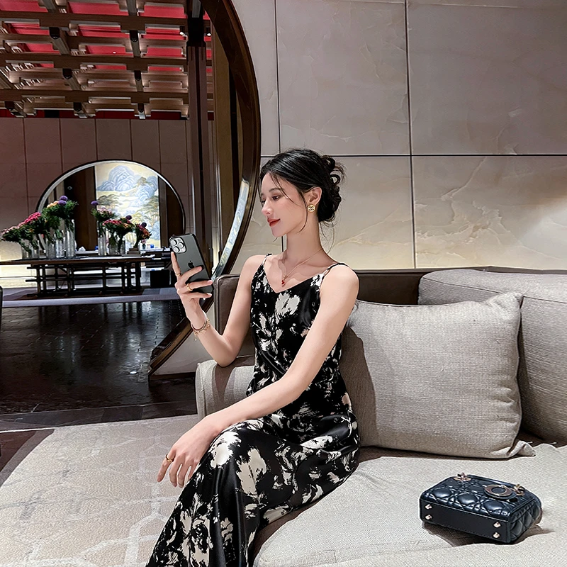 醋酸缎面吊带连衣裙女夏季2025新款高级感轻奢气质印花a字长裙子