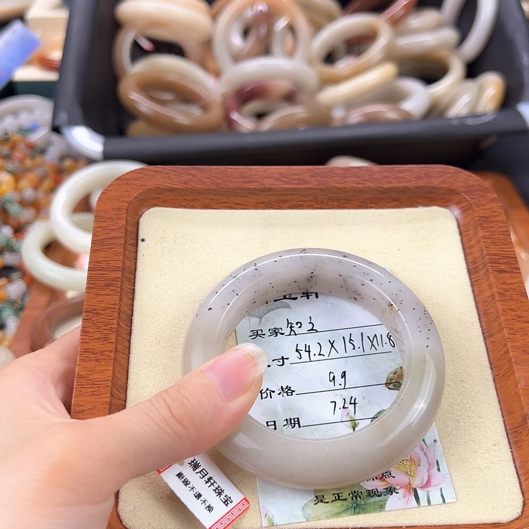 ****.石英质玉手镯未镶嵌