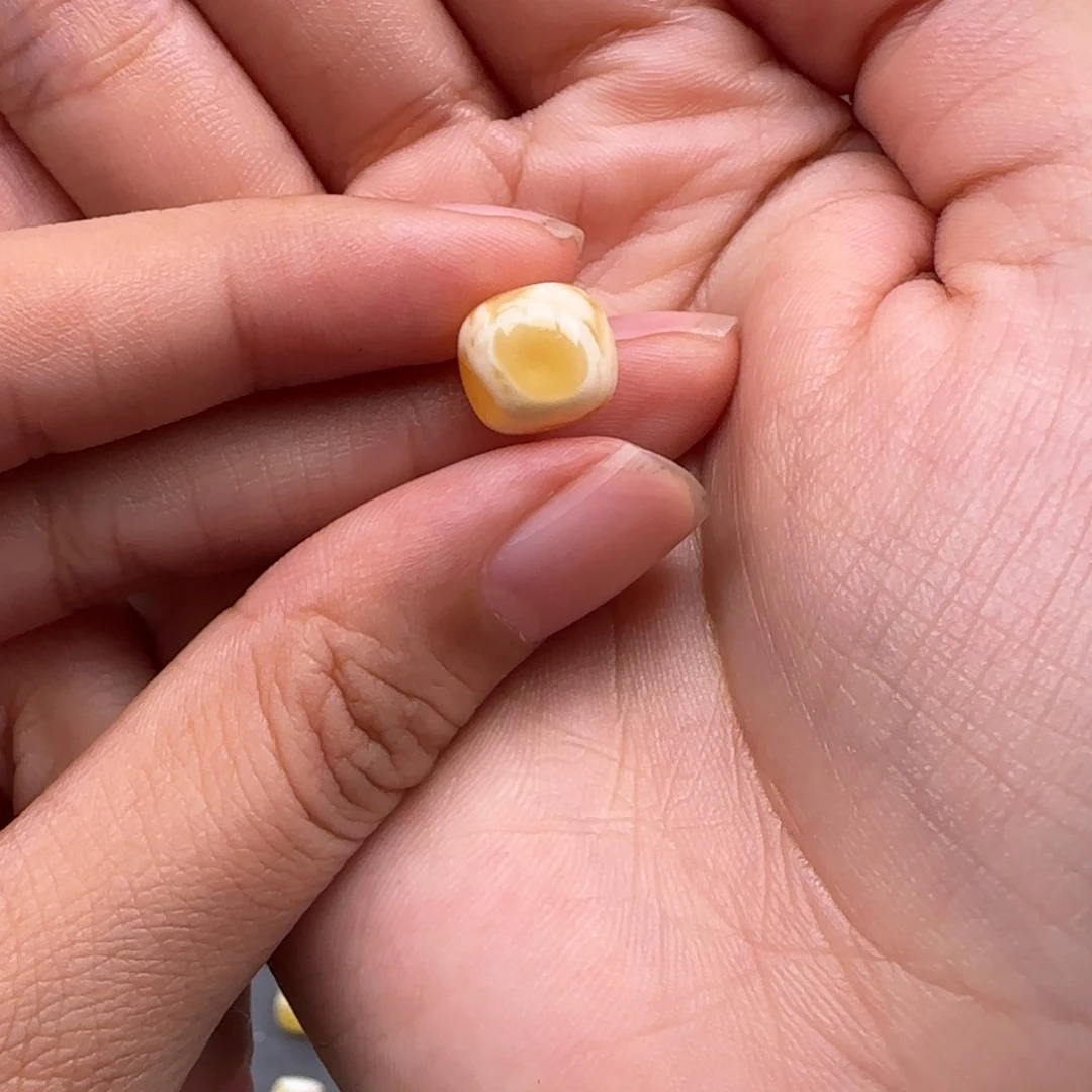 郑***量琥珀未镶嵌珠宝奇石9.8mm