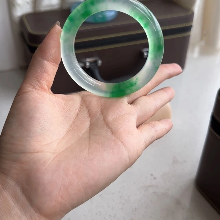 玉何****时尚飘花手镯683