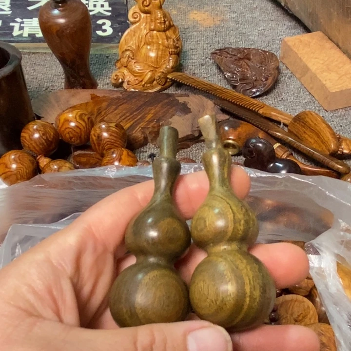 香榧木绿檀香小葫芦手把件一对