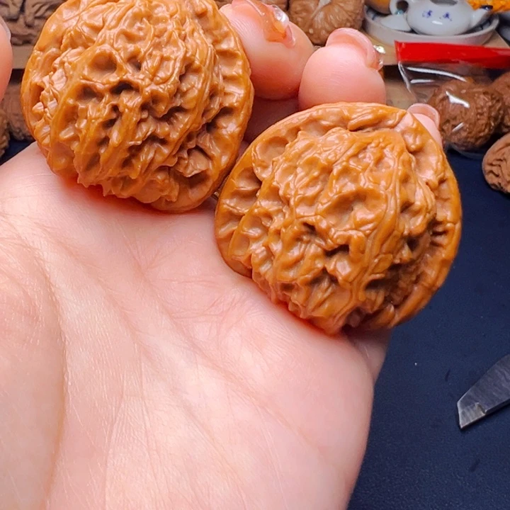 文玩核桃吊坠三角白40