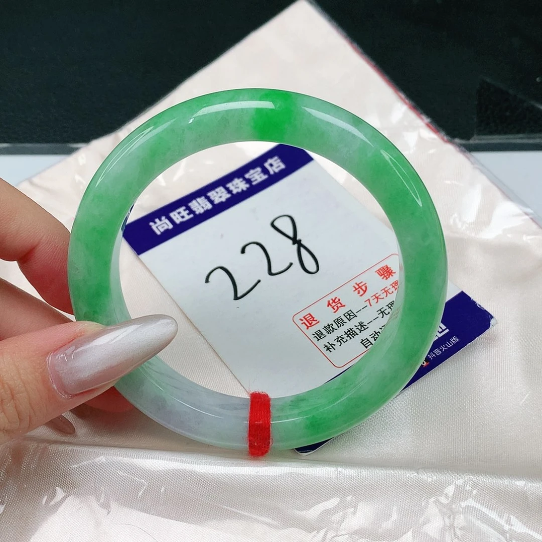 翡翠手镯未镶嵌翡翠12