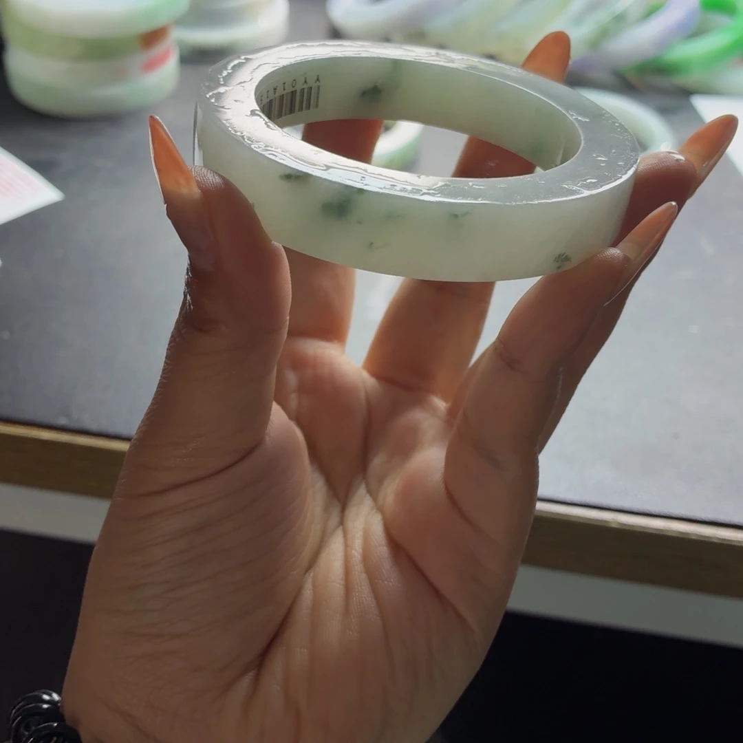 钱***买定制翡翠未镶嵌翡翠手镯翡翠