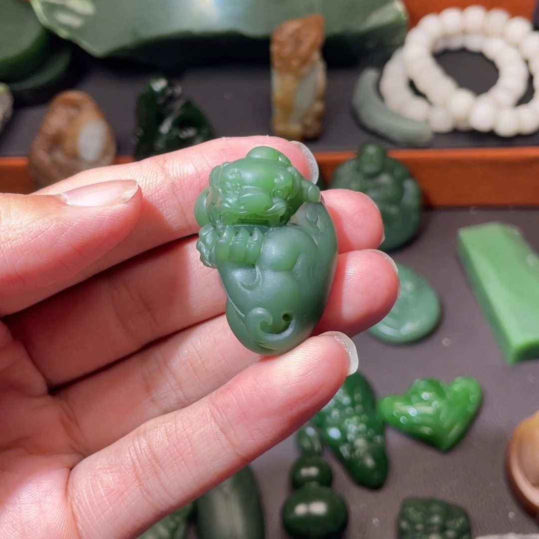 金***闪和田玉（糖玉）未镶嵌颈饰