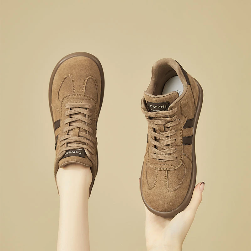 达芙妮平底休闲德训鞋女款爆款2025新款板鞋女秋冬复古软底高帮鞋