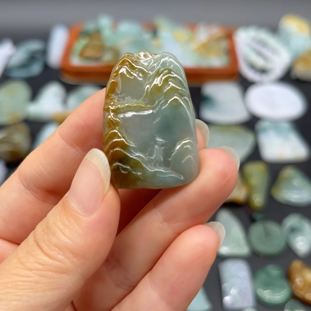 翡翠未镶嵌颈饰山水