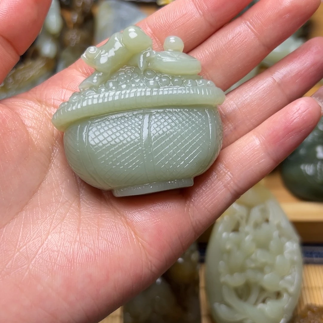 和田玉未镶嵌颈饰吾***中