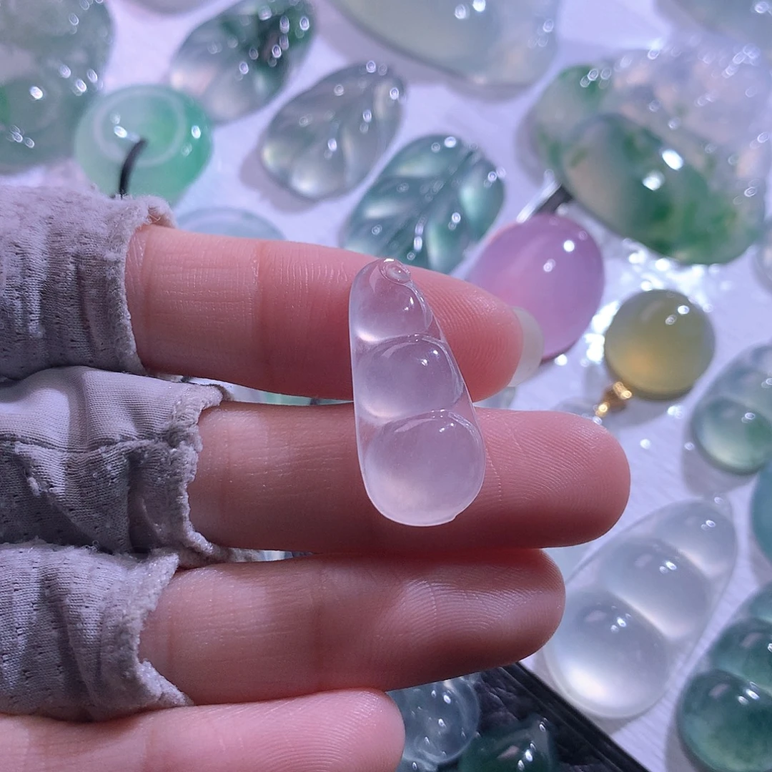 翡翠未镶嵌颈饰豆