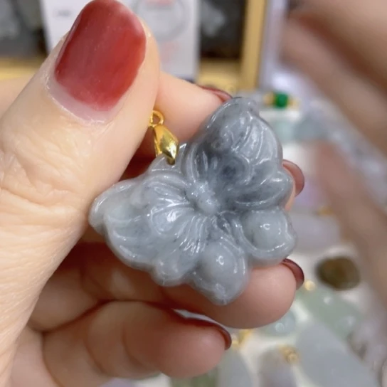 翡翠未镶嵌颈饰乌鸡蝴蝶吊坠