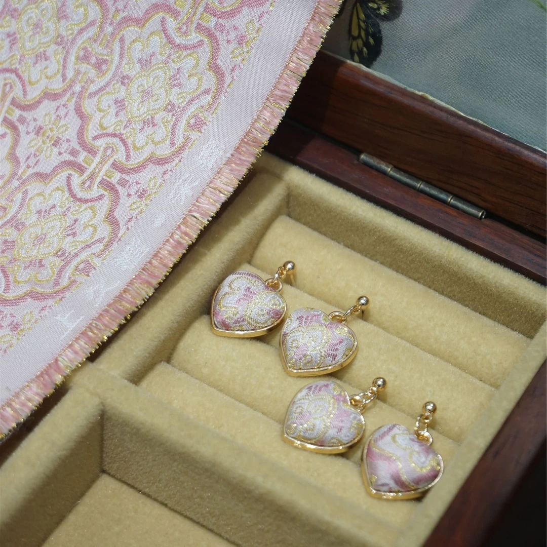 宋锦上久楷粉定胜爱心成品布艺手工制作