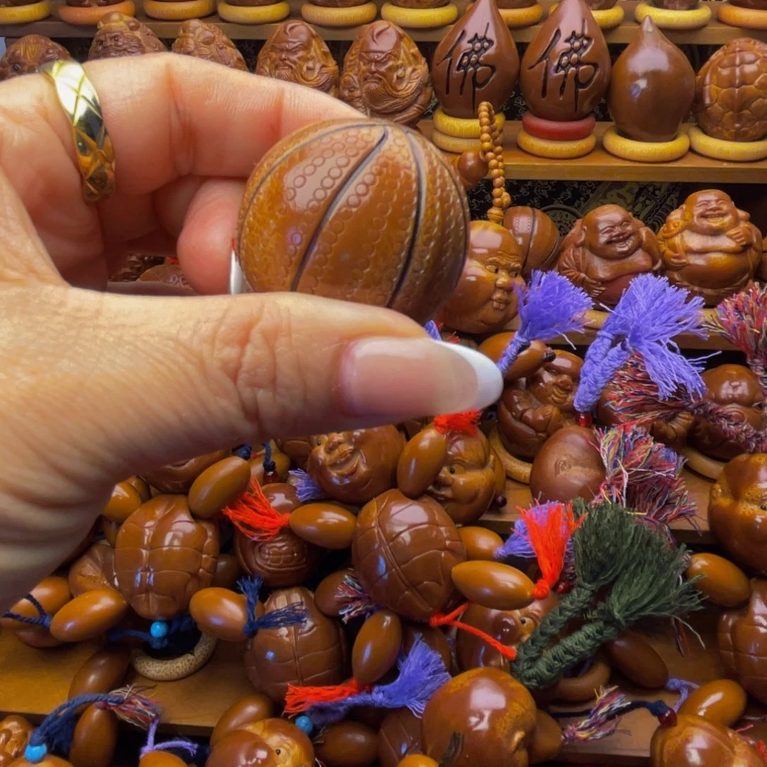 后***。橄榄核吊坠蓝球一个