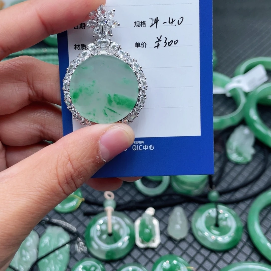 石英质玉颈饰未镶嵌华****馆