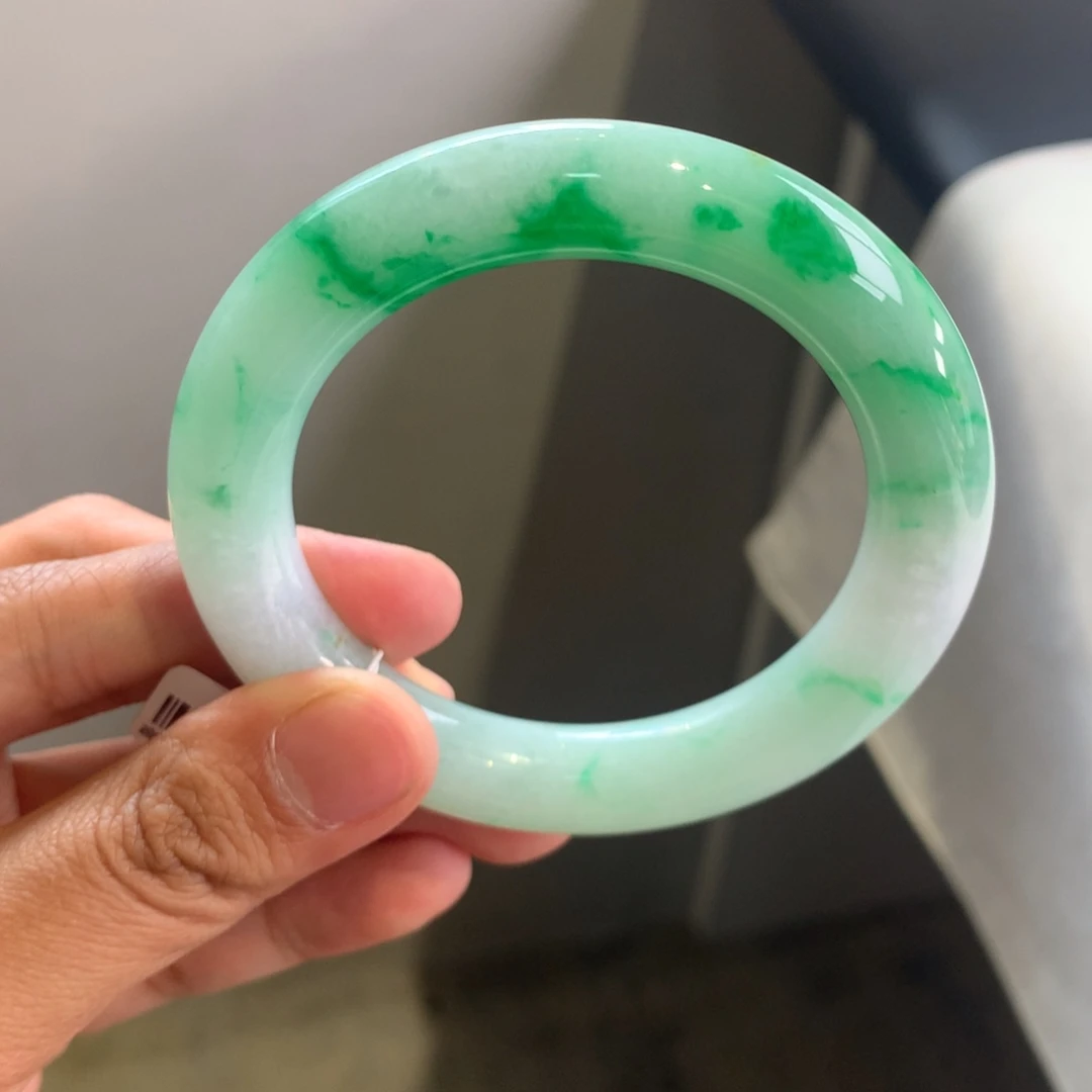 翡翠手镯未镶嵌翡翠手镯