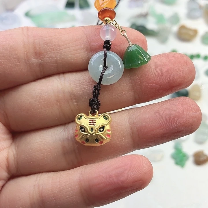 翡翠未镶嵌颈饰老虎