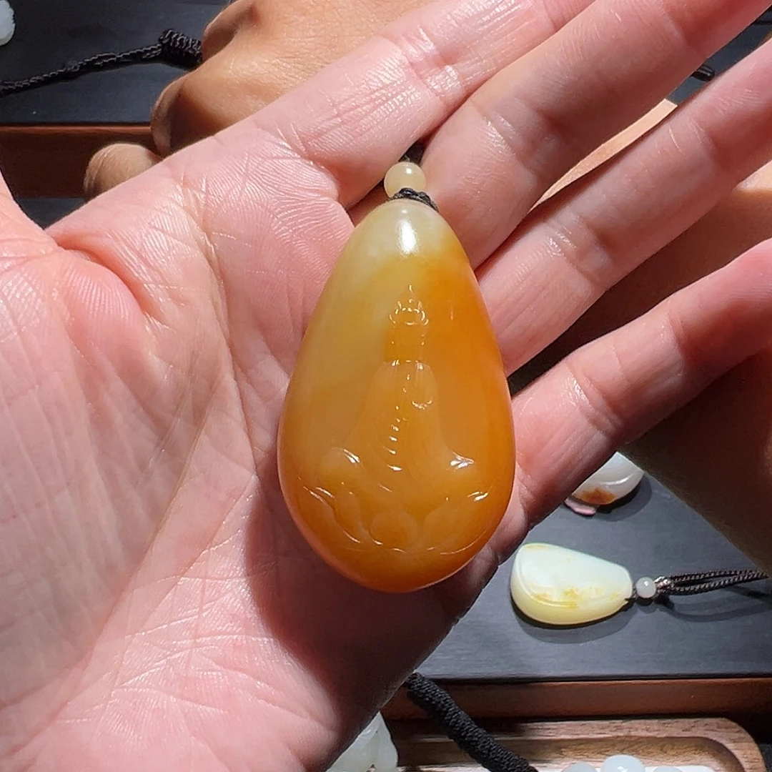 德***机和田玉未镶嵌颈饰