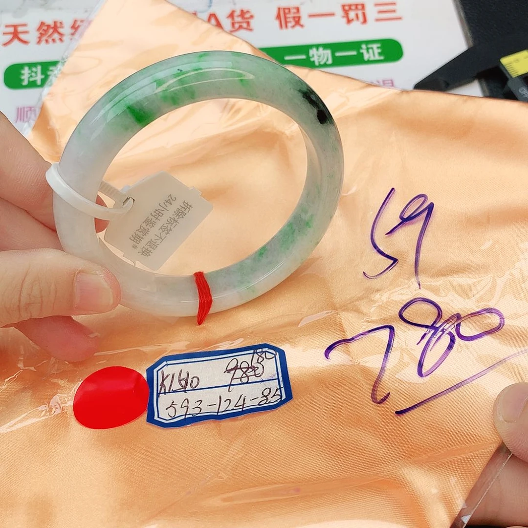 翡翠手镯未镶嵌翡翠