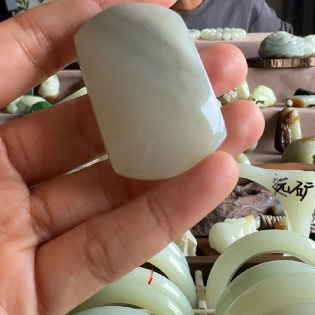 颈饰未镶嵌和田玉(糖玉)