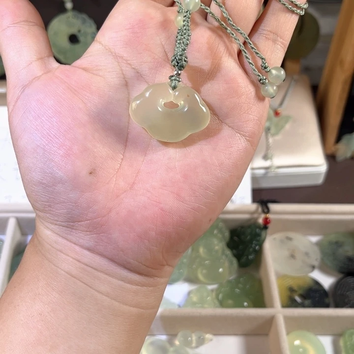 未镶嵌蛇纹石玉吊坠(赠链)祥云锁默认微瑕