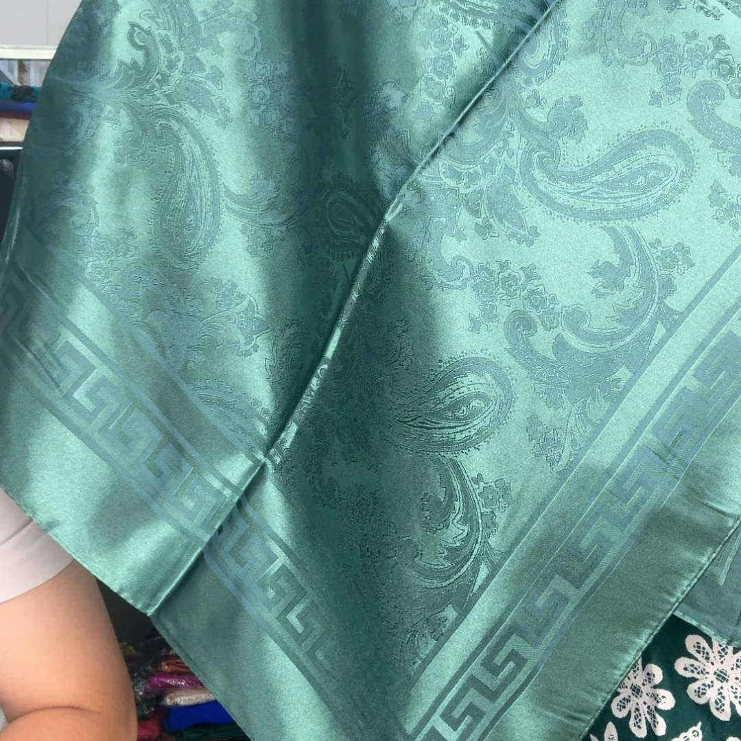 杭州丝绸米长，宽110绿色腰果