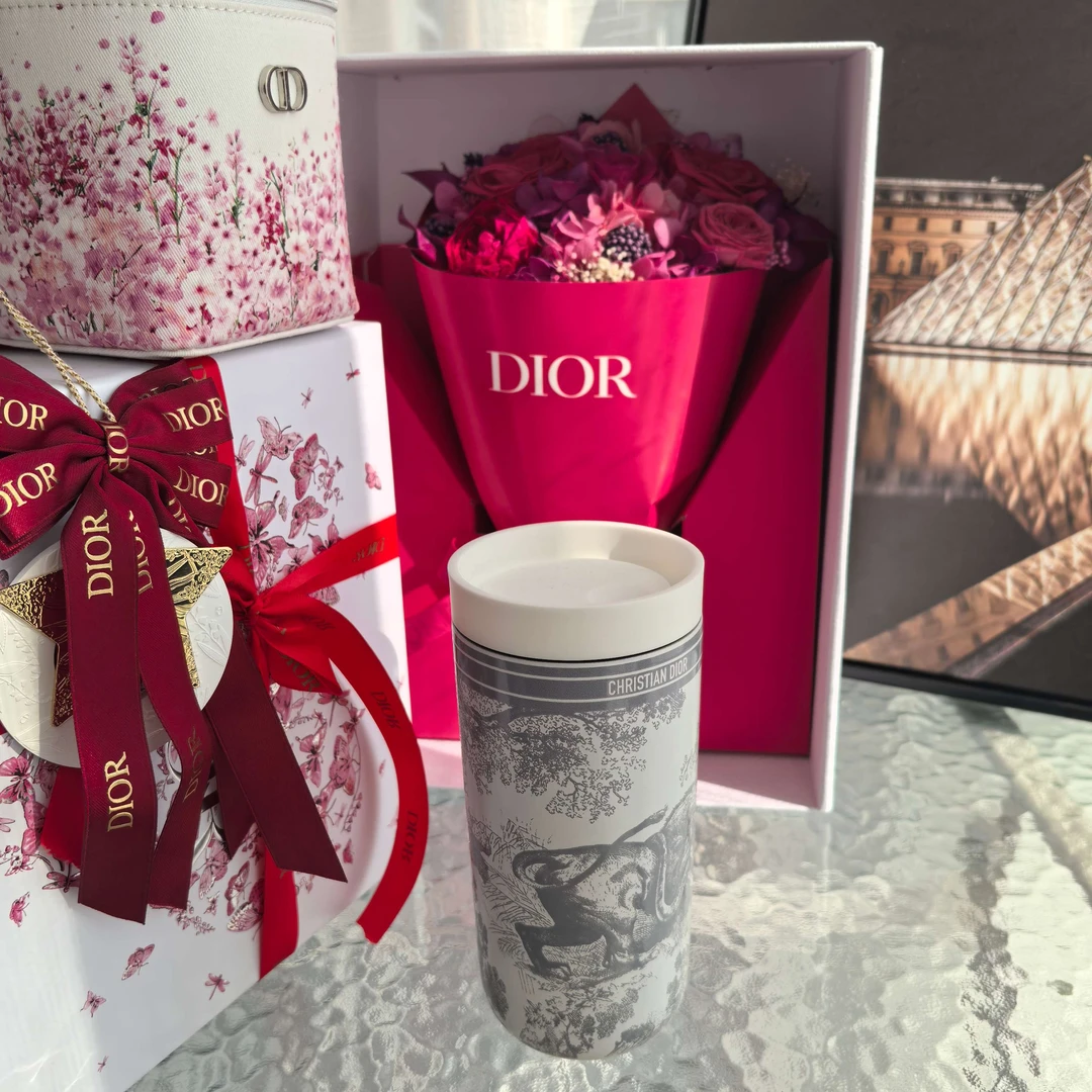 未使用 DIOR/迪奥 永生花+车挂+樱花化妆包保温杯四件套 165750