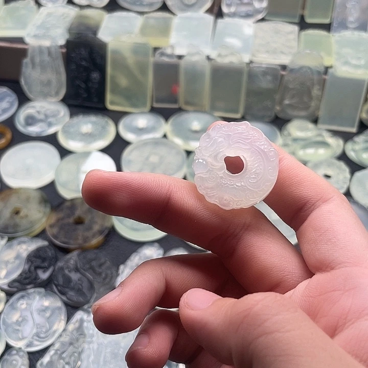 岫玉未镶嵌颈饰龙扣