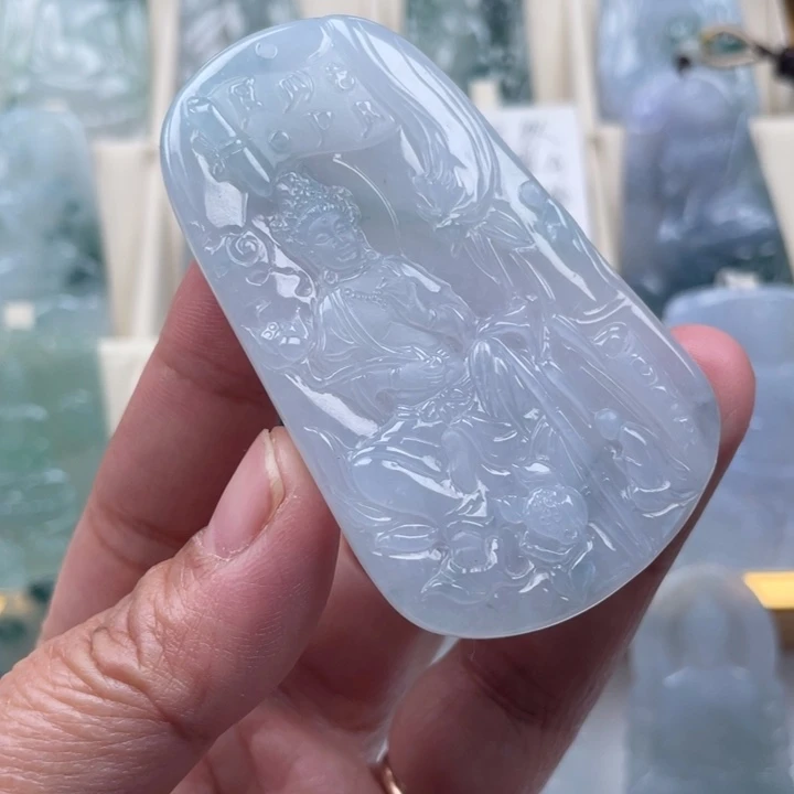 翡翠未镶嵌颈饰观音