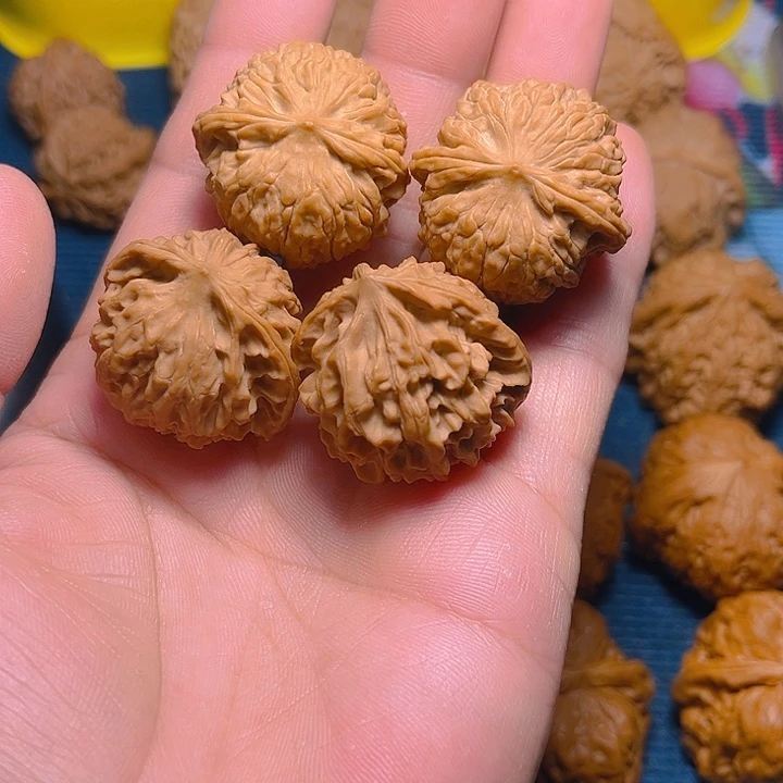 文玩核桃吊坠红豆