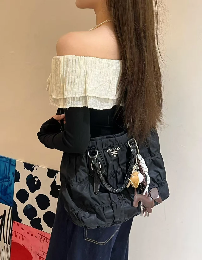 95新 Prada/普拉达 黑银斜挎褶皱包