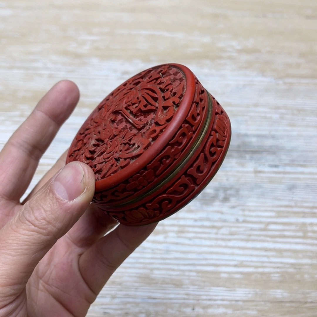 瓷片密密麻麻地排列着一个
