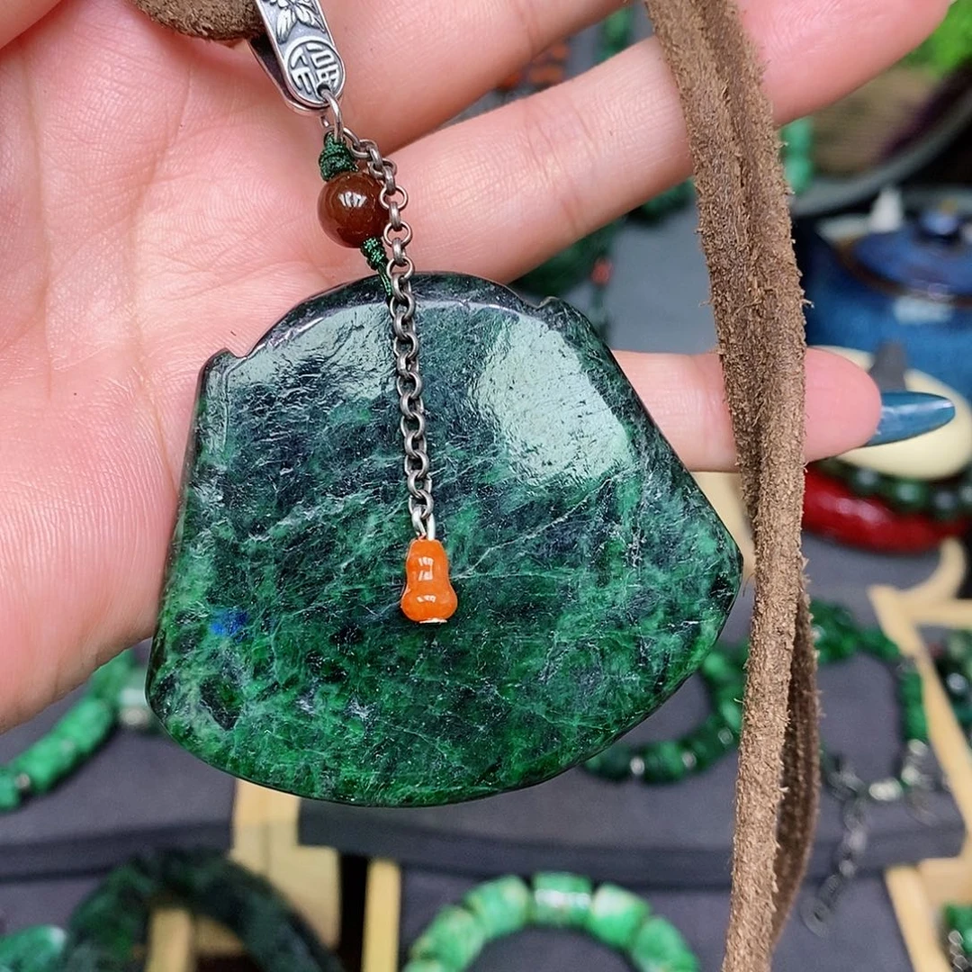 翡翠颈饰未镶嵌漂亮美眉