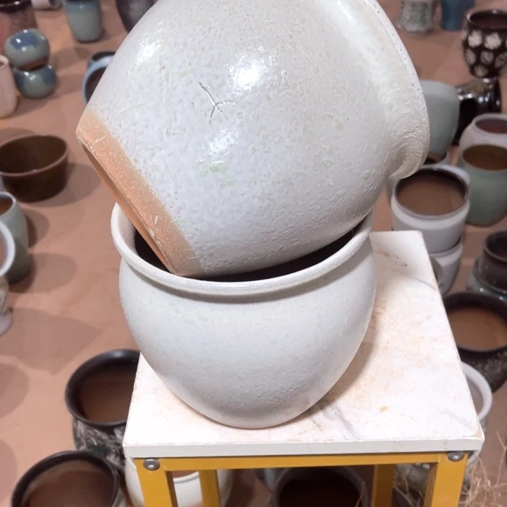 紫砂花盆口径20高度19两只小瑕疵