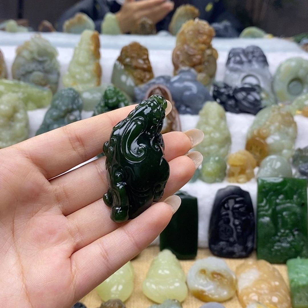 修***者和田玉未镶嵌颈饰