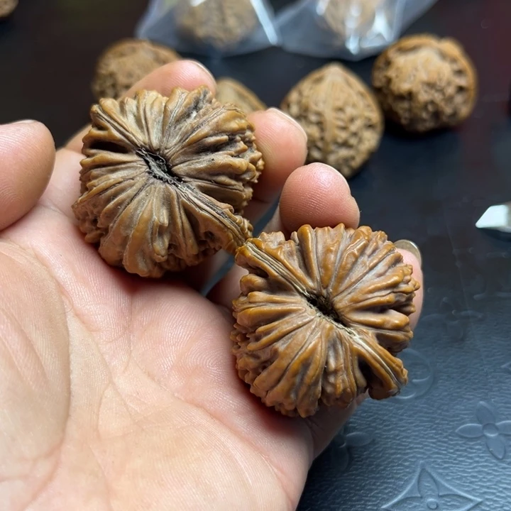 张***胖文玩核桃把件红皮四座楼