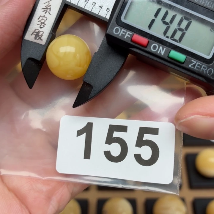 正***南未镶嵌琥珀裸石蜜蜡