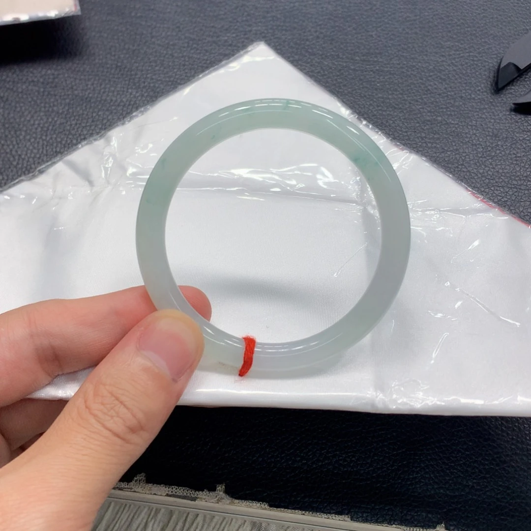翡翠手镯未镶嵌翡翠