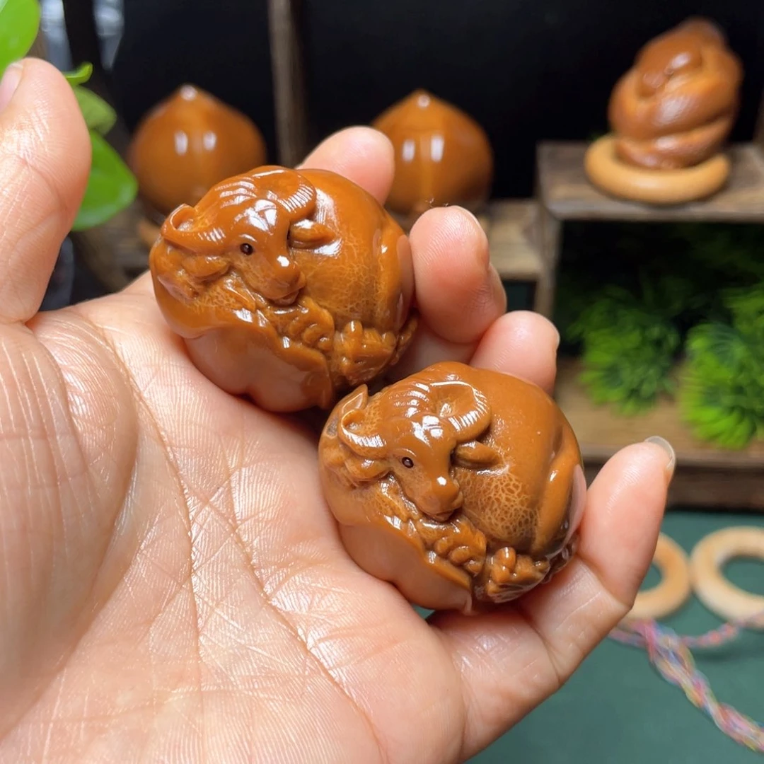 把件橄榄核牛一对