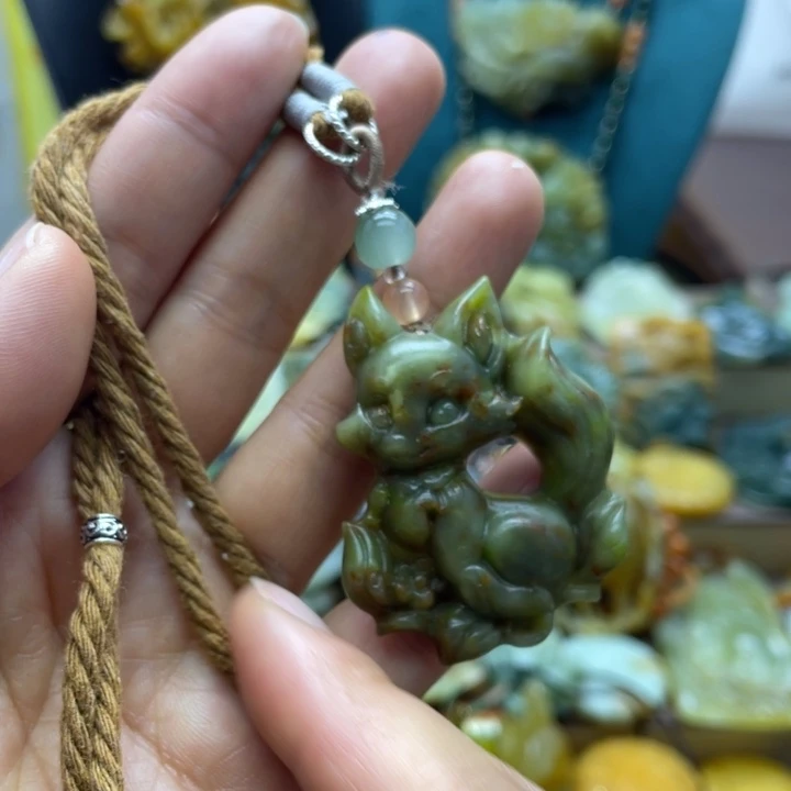 蛇纹石玉未镶嵌颈饰