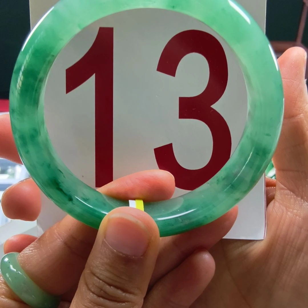 石英质玉（非洲翠）未镶嵌手镯