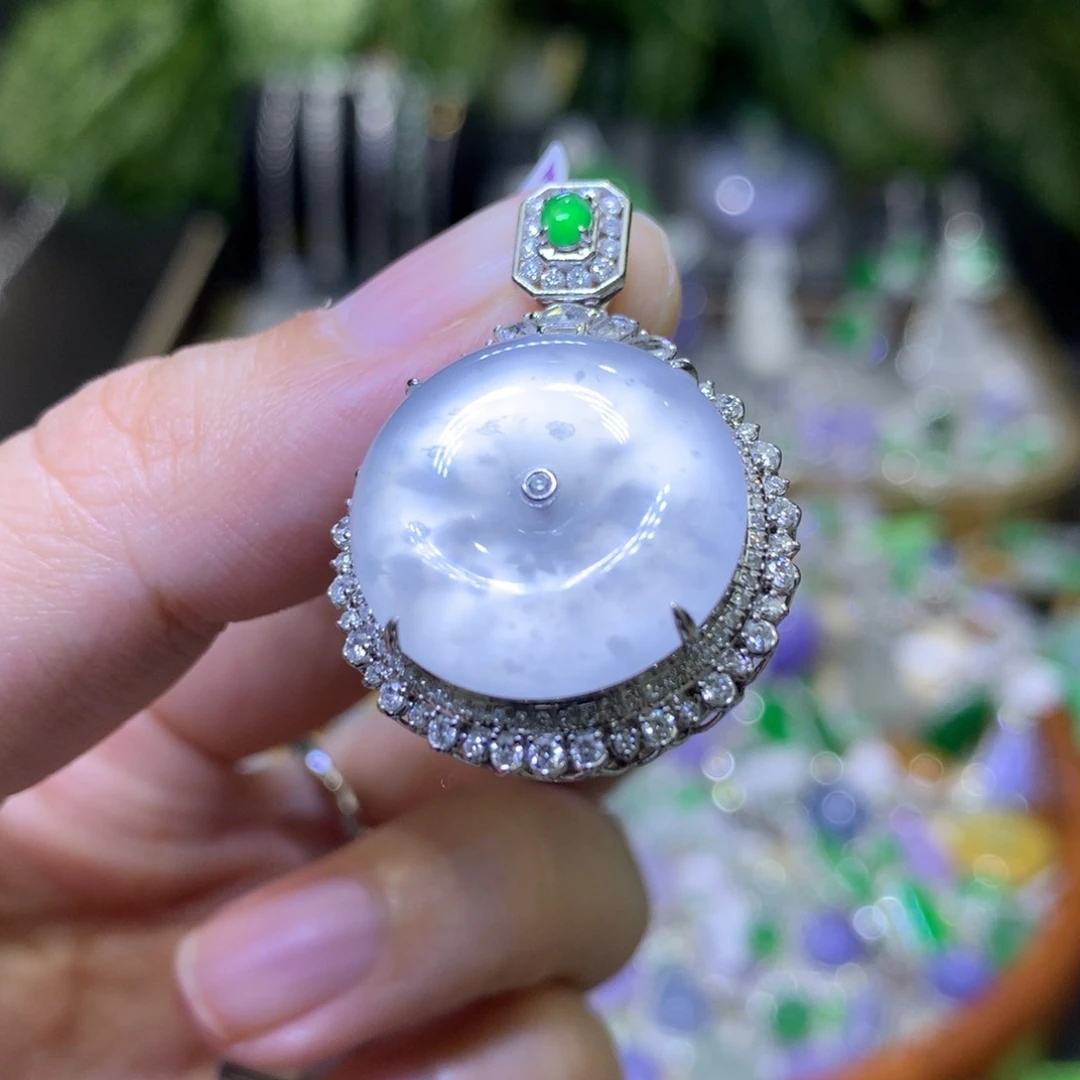 颈饰18K金镶嵌翡翠