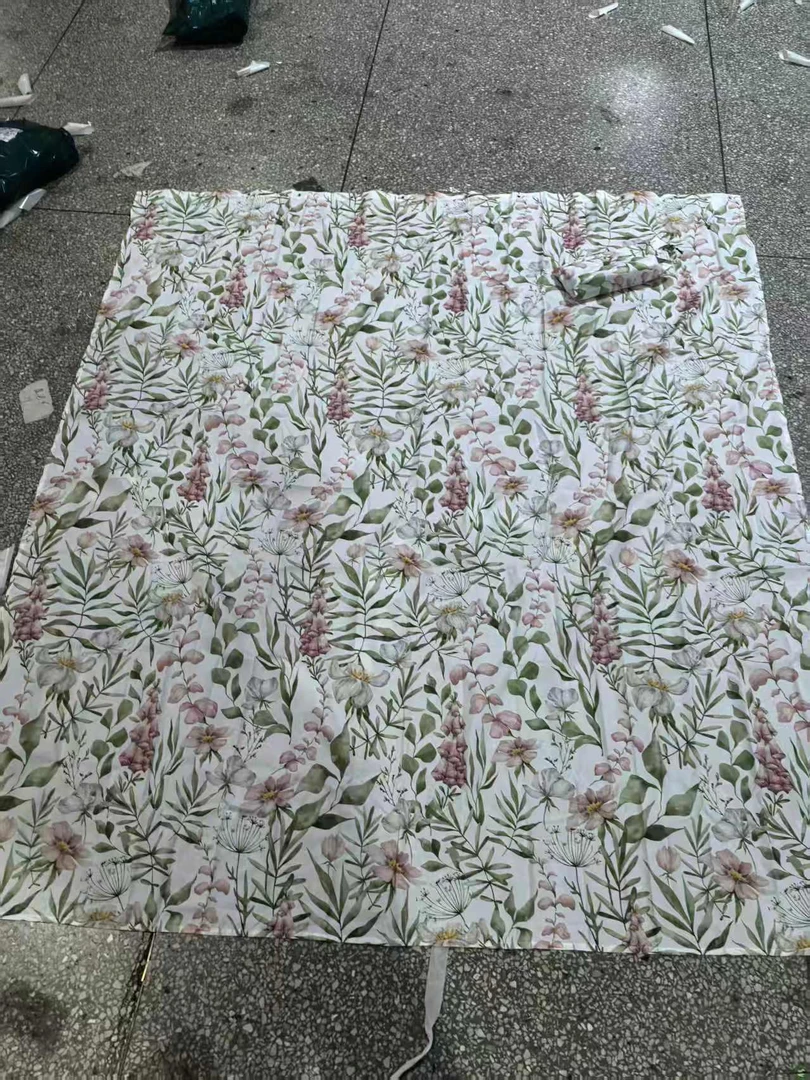 《兵哥外贸》3楼180宽×200高 粉色花草浴帘 发1张