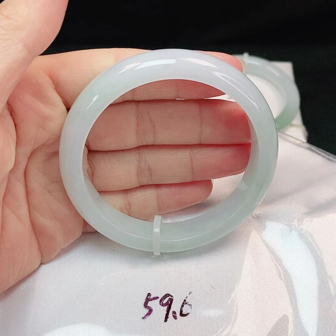 翡翠手镯未镶嵌正圈