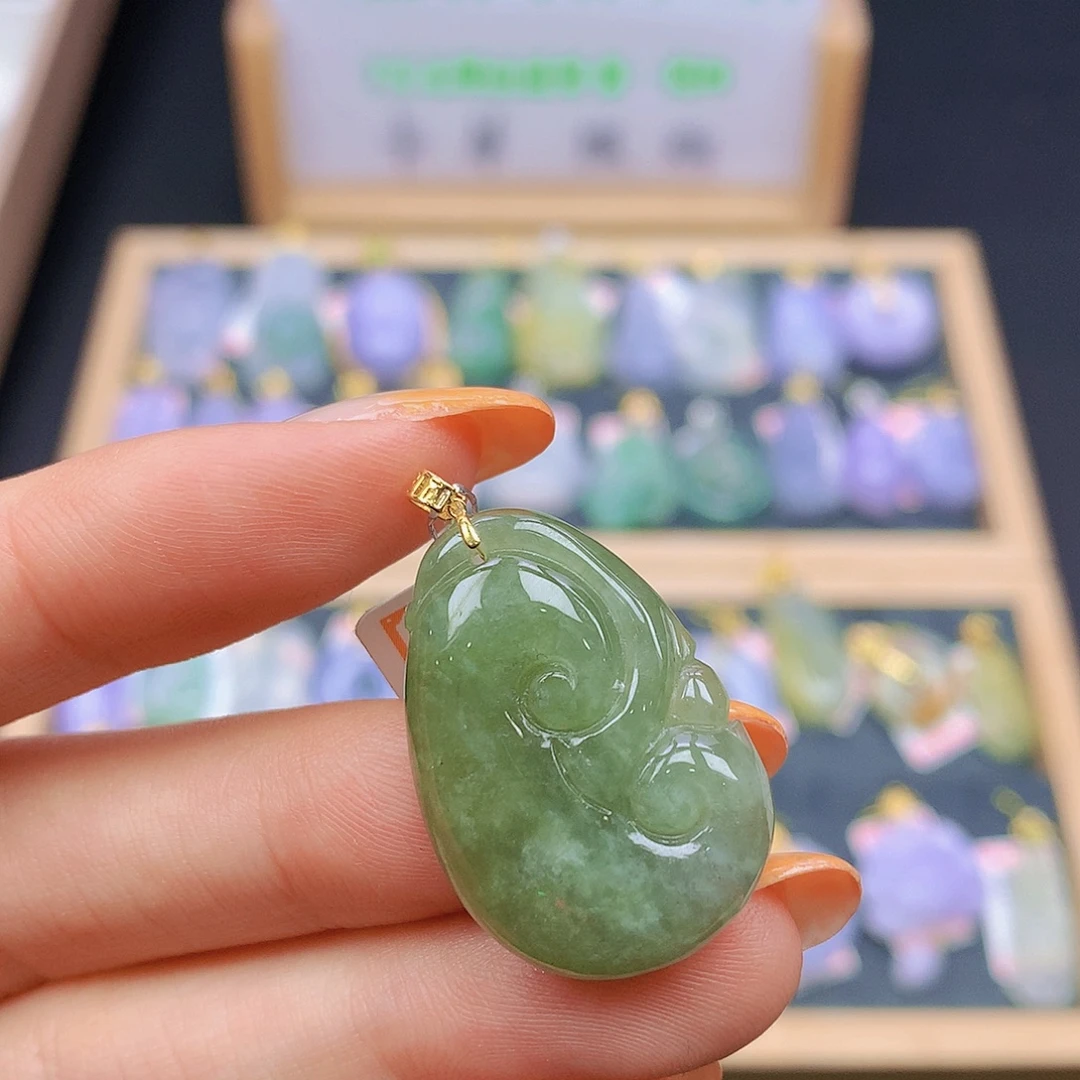 翡翠18K金镶嵌颈饰翡翠