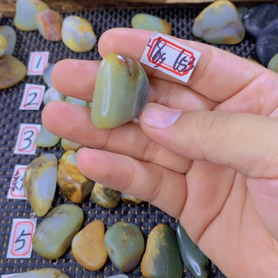 颈饰未镶嵌和田玉（糖玉）