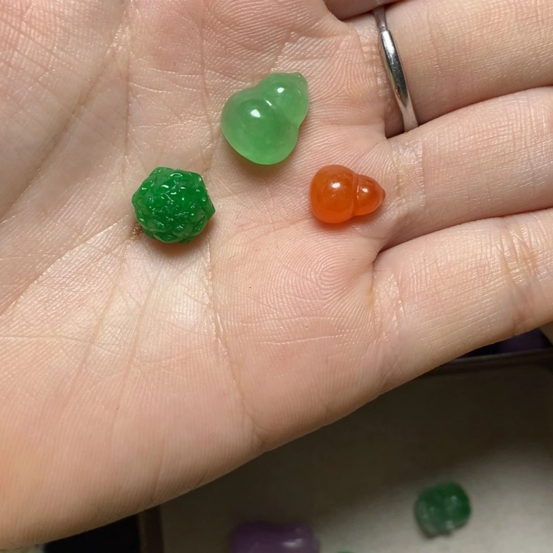 发****翡翠未镶嵌颈饰吊坠