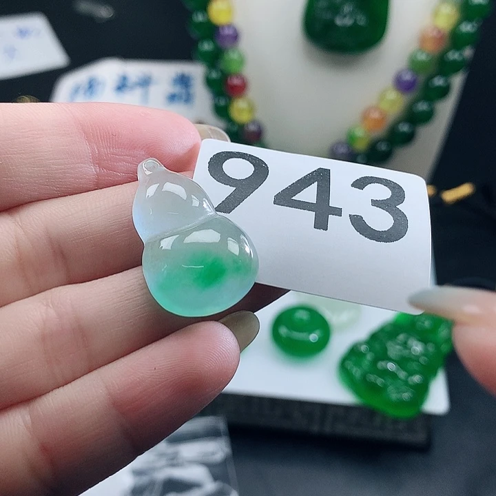 翡翠未镶嵌吊坠(赠链)