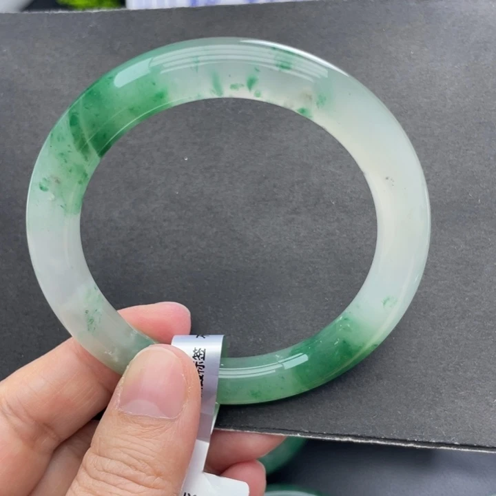 吴***非石英质玉未镶嵌手镯