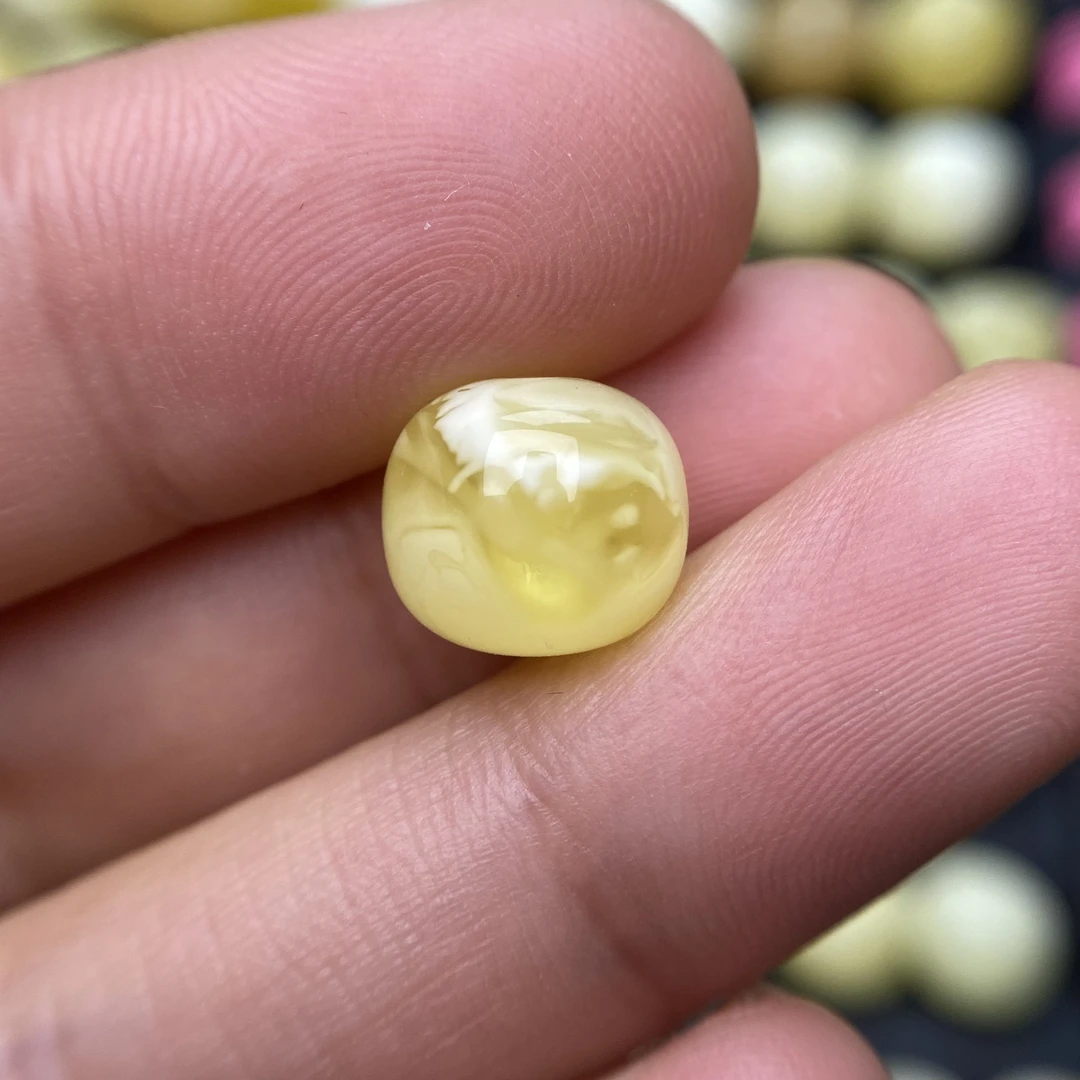 蜜蜡鸡油黄金胶老型配饰10.4×9.4mm，实物花纹比较好看，保天然